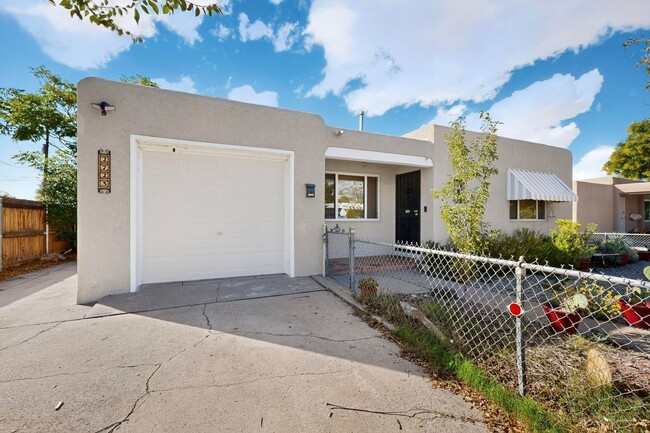 Building Photo - UPTOWN 2/bd 1/ba 1/cg 950/sf