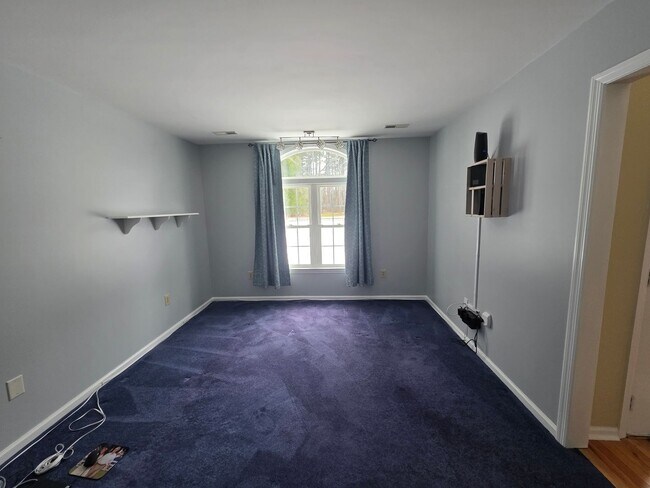 Building Photo - Beautiful 3 bedroom, 2 bath house with one car garage, located on Cummins Creek