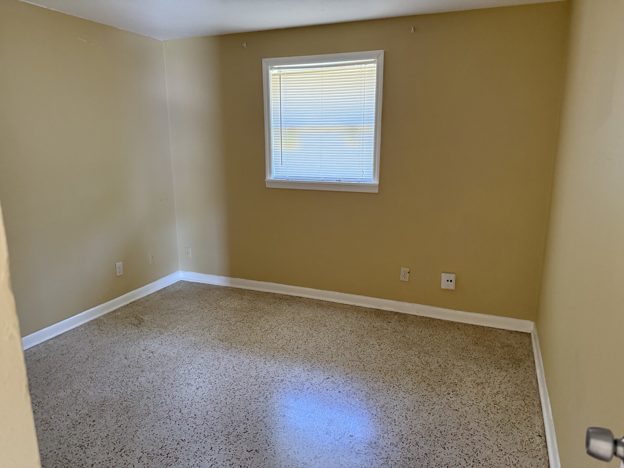 Building Photo - 6067 Longchamp Dr