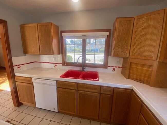 Building Photo - Inviting Pacific Grove Home!