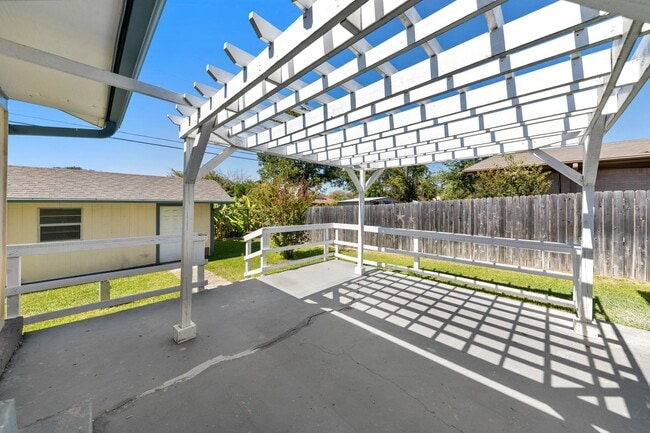 Building Photo - Available NOW!!!! Renovated Kitchen and Ba...