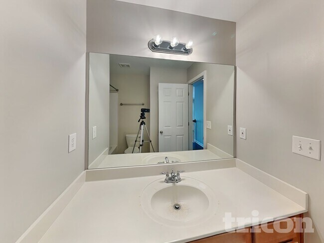 Building Photo - 5517 Village Trace