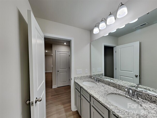 Building Photo - 115 Queenshall Rd