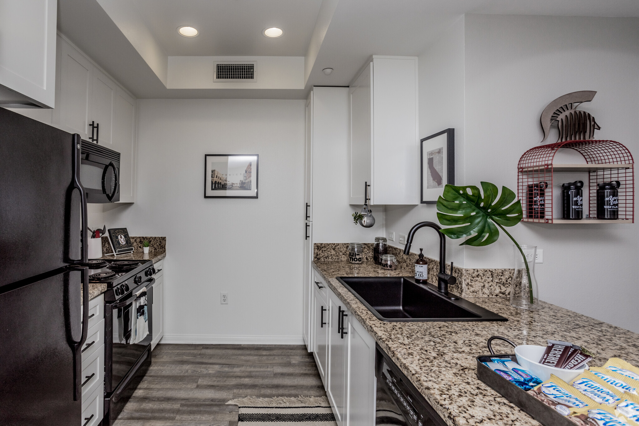 1BR, 1BA - 672 SF - West 27th