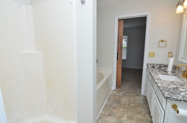 Building Photo - 3637 Crossbrooke Dr