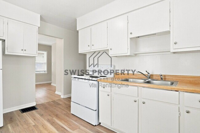 Building Photo - 1590 Vendome Dr S
