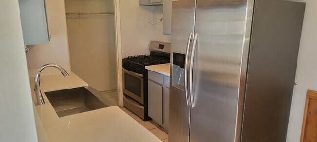 Building Photo - 13023 Maxim Dr