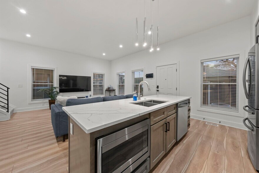 Building Photo - 1205 Hamlet St