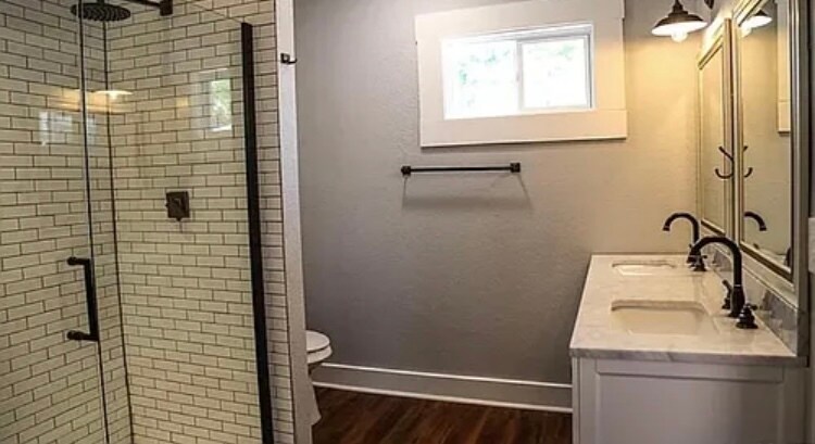 Master bathroom - 515 W Agarita Ave