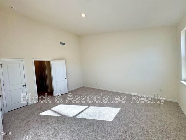 Building Photo - 721 Parc Townes Dr