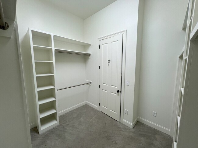 Building Photo - Stunning 4 bedroom, 3 bathroom 2 story hom...