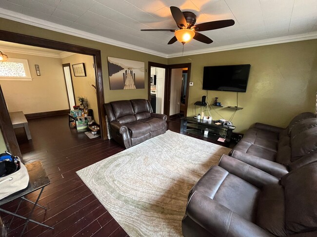 Building Photo - Spacious 5 Bedroom 2 Bath Single Family Home!