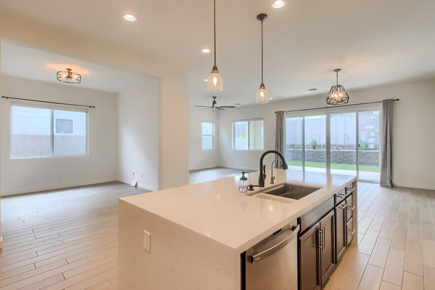 Building Photo - 1005 E Paseo Way