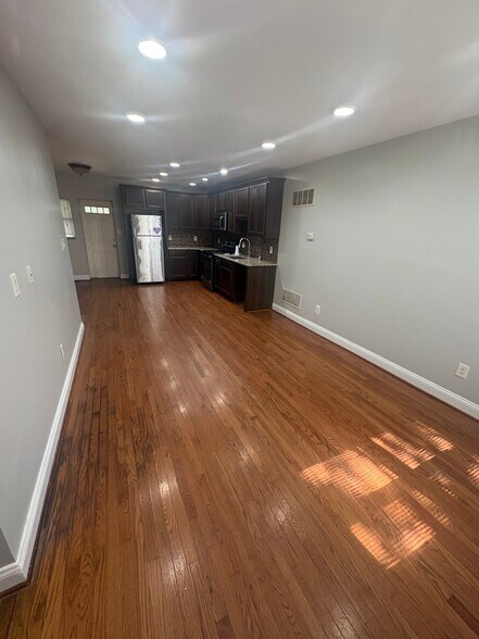 Building Photo - 2812 Oswego Ave