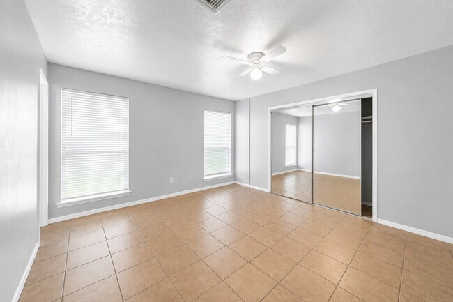 Building Photo - 1707 Stone Lake Dr