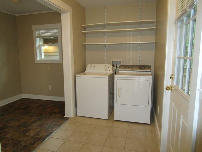Building Photo - 3305 Tarabochia St