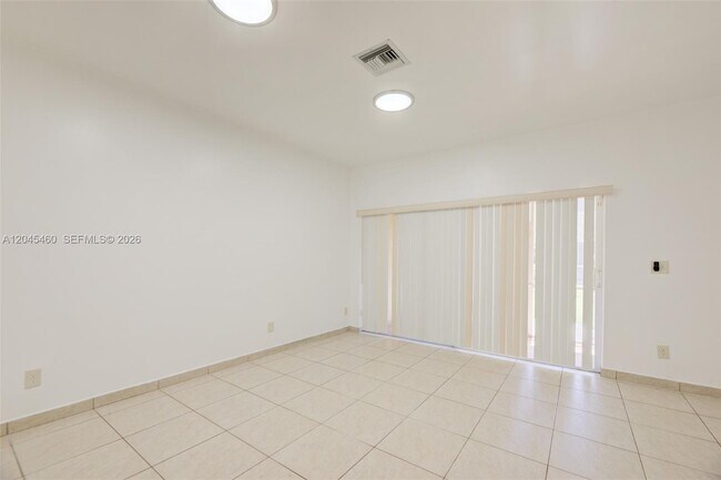 Building Photo - 728 SW 122nd Ave