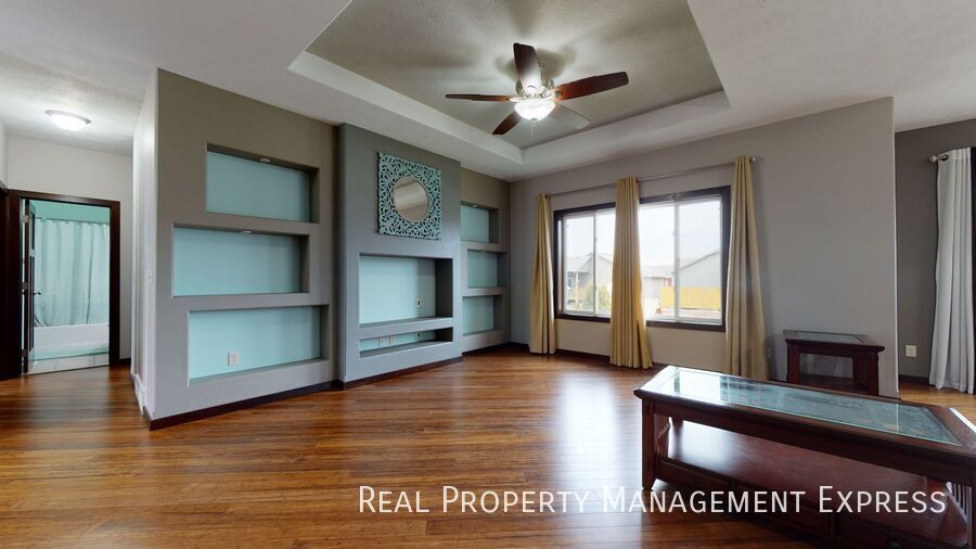 Building Photo - 4 Bed 3 Bath Luxury Home with 3 Stall Gara...