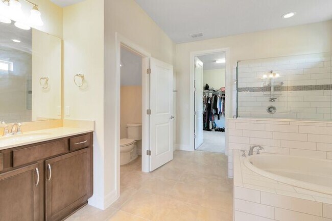 Building Photo - 4 Bedroom/3.5 Bathroom Gated Community at Ruby Lake!!!!