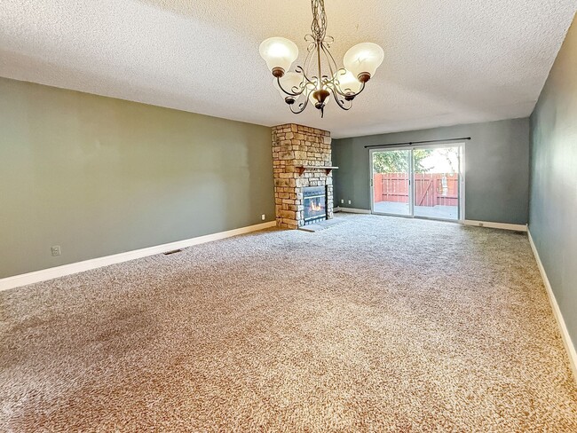 Building Photo - $0 DEPOSIT OPTION. CHARMING TWO-STORY TOWN...