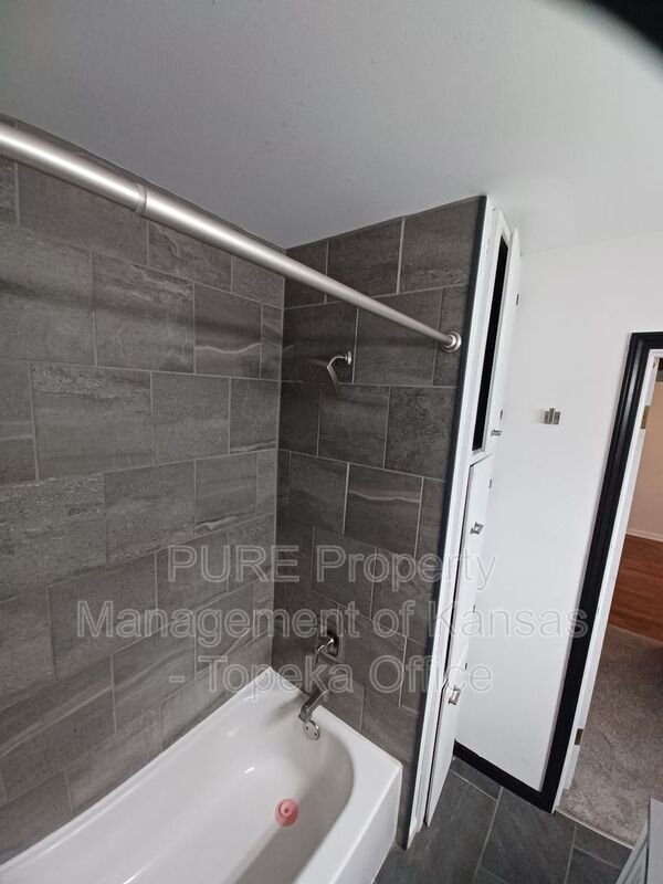 Building Photo - 4227 SW Drury Ln