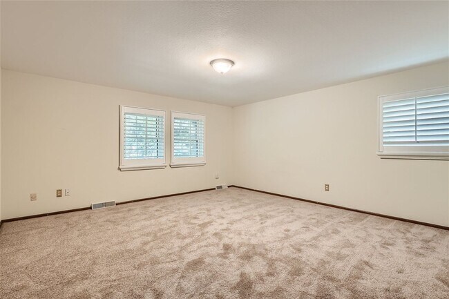 Building Photo - **Stunning 5-Bedroom 4-Bathroom Home in Li...
