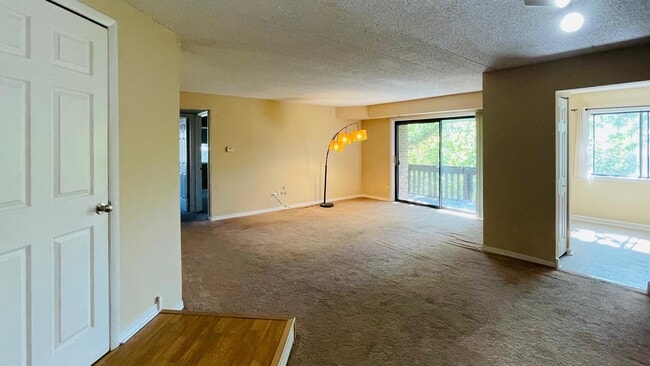 Building Photo - 6015 Lakeside Pl