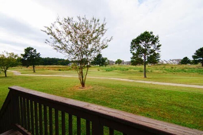 Building Photo - 1320 Club House Dr