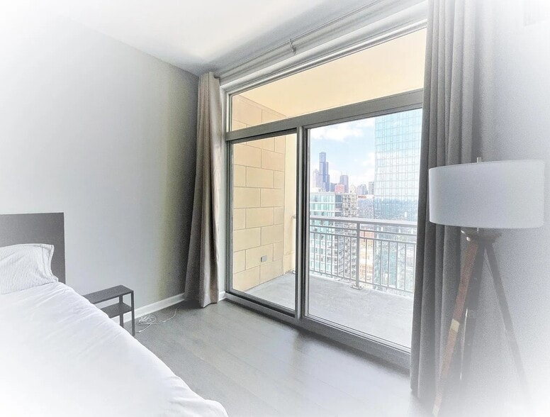 Bedroom1 balcony - 1400 S Michigan Ave
