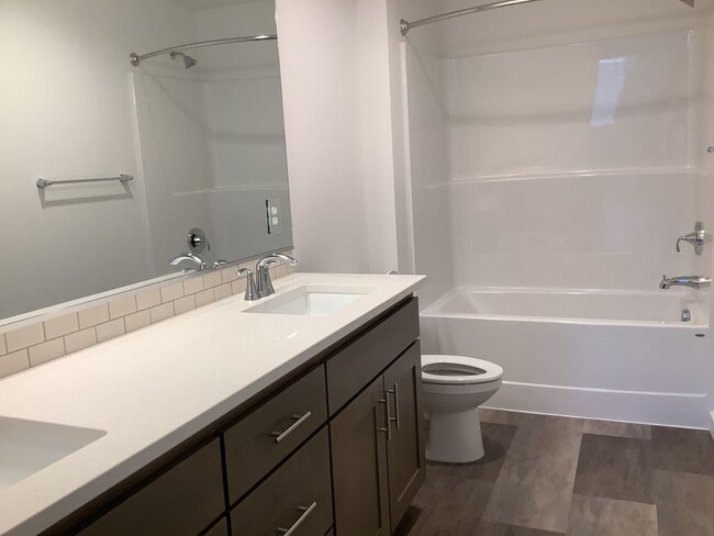 Building Photo - 4-Bedroom 3-Bathroom Townhouse style home