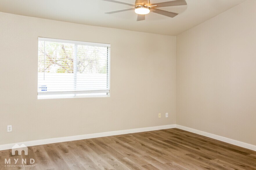 Building Photo - 423 Regal Robin Way