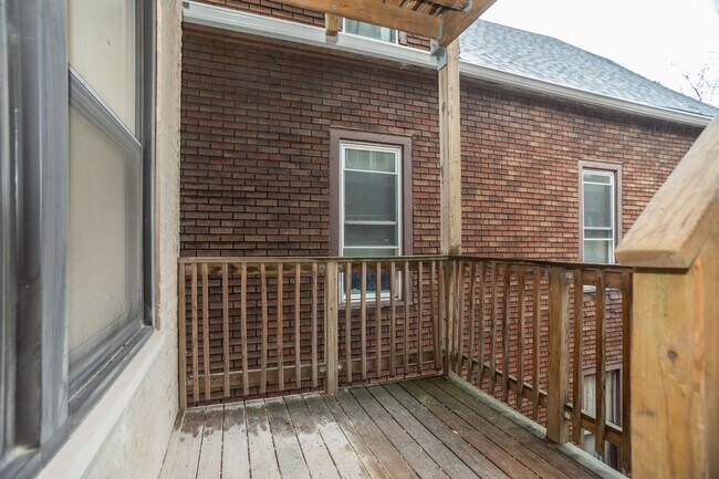 Building Photo - 2254 N Sawyer Ave