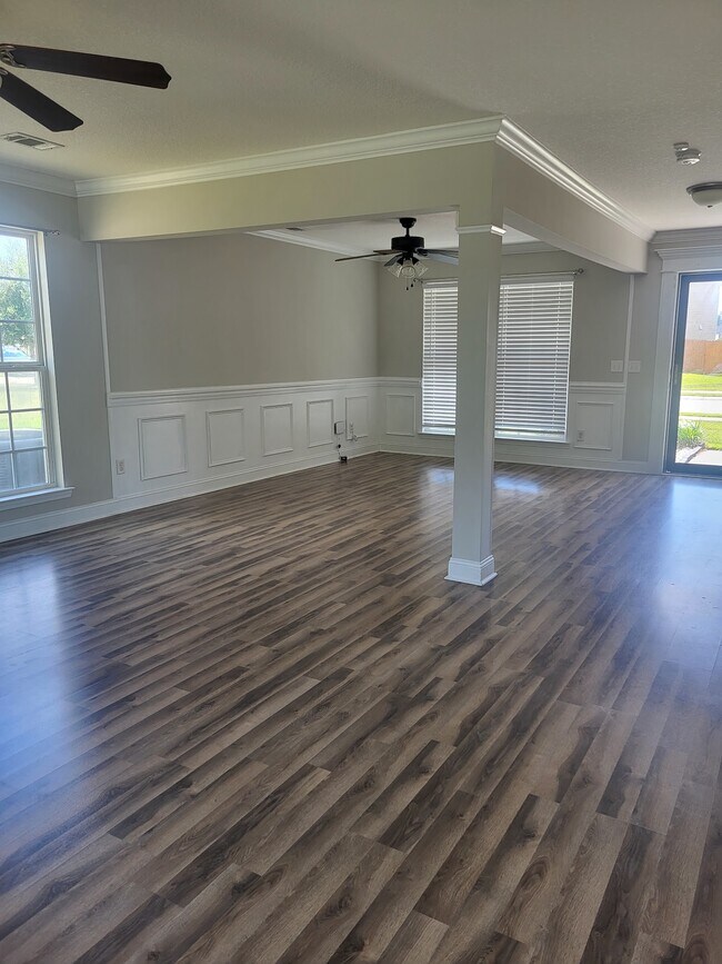 Building Photo - 1113 Creekside Cir