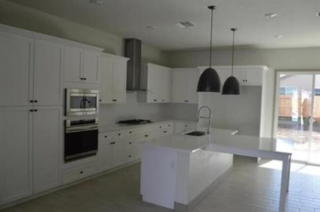 Building Photo - 2430 Bastidas Dr