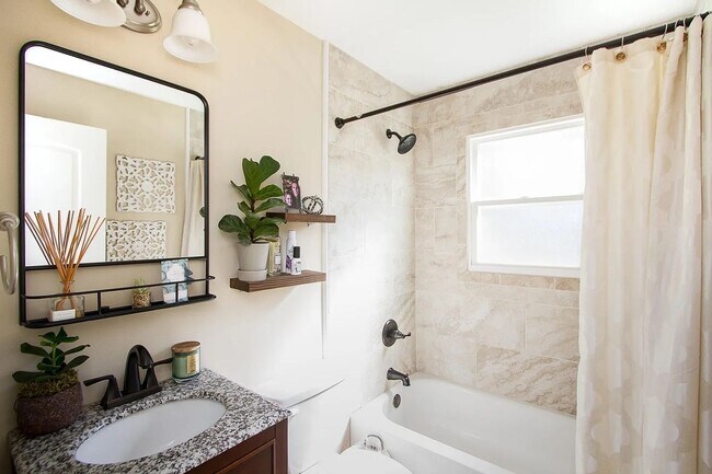 Building Photo - Gorgeous 3 Bedroom 2 Bathroom in Prairie V...