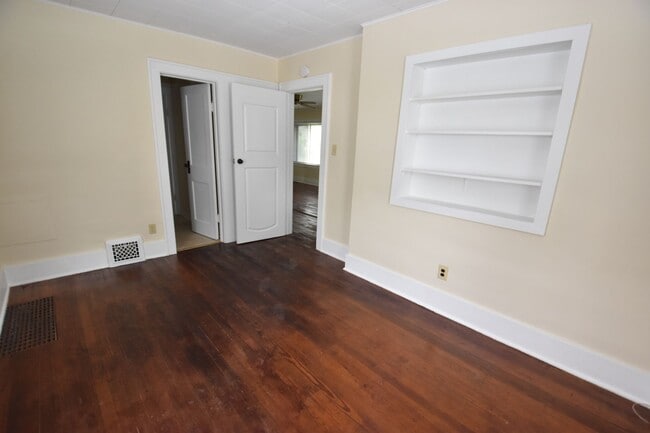 Building Photo - 2 bedroom home close to ND and Roseland