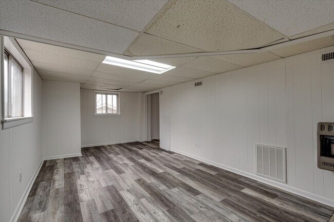 Building Photo - 3 bedroom, 1.5 Bathroom for rent!