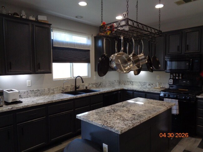 Building Photo - Spacious 4 Bedroom with RV Access in Rosamond