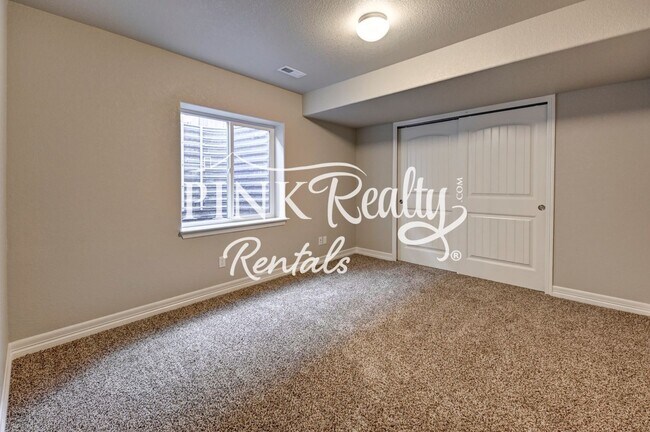 Building Photo - 10716 Ridgepole Dr