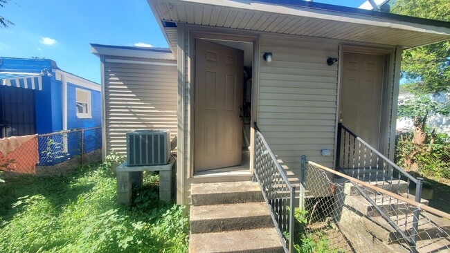 Building Photo - 515 Lizardi St