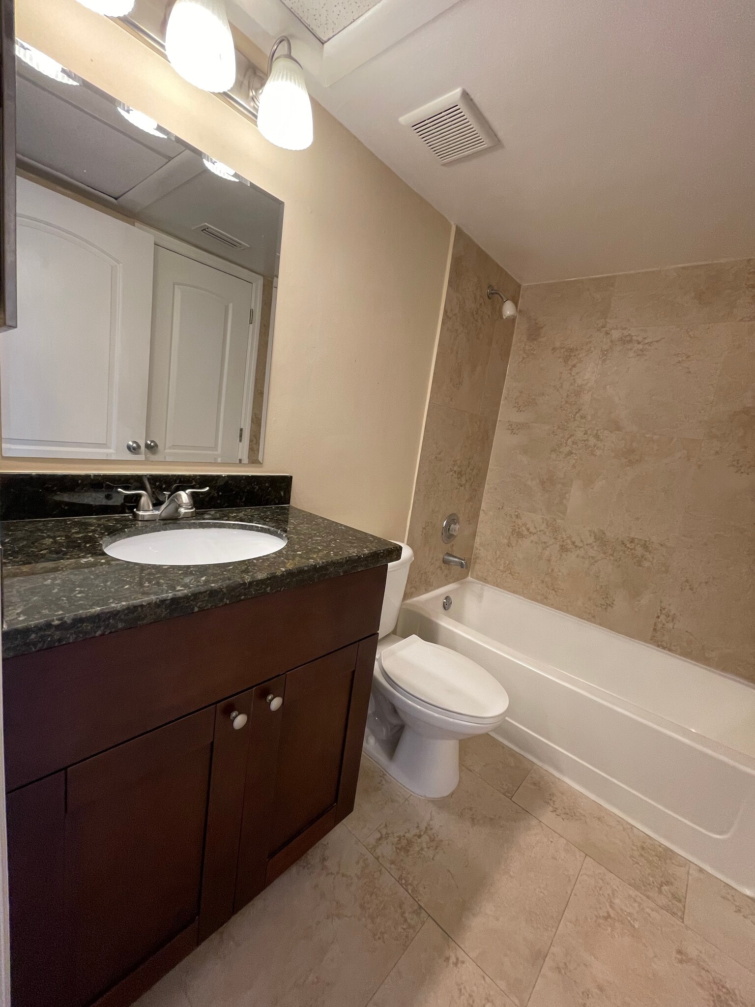 Building Photo - 2810 N Oakland Forest Dr