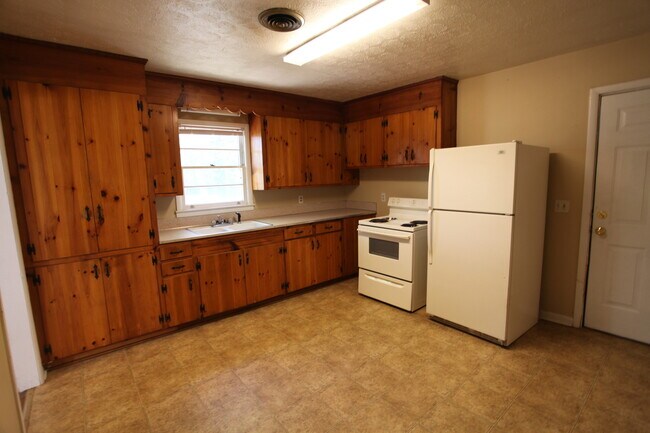 Building Photo - House For Rent Dean Road!