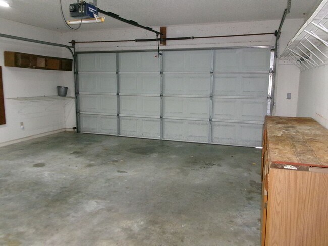 Building Photo - Spacious 3 bedroom home in the Forestbrook...