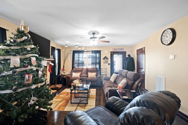 Building Photo - Nice Home in Peach Tree Subdivision Waiting for you to Call home TODAY