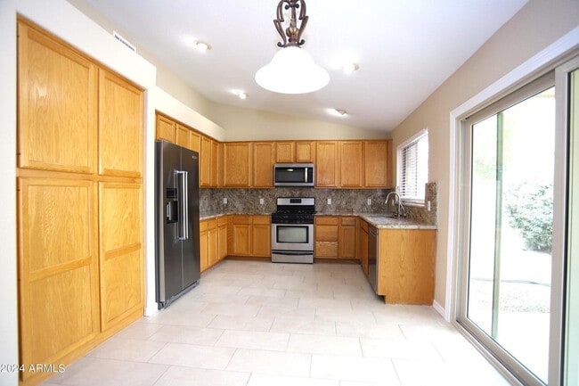 Building Photo - 1130 W Raven Dr