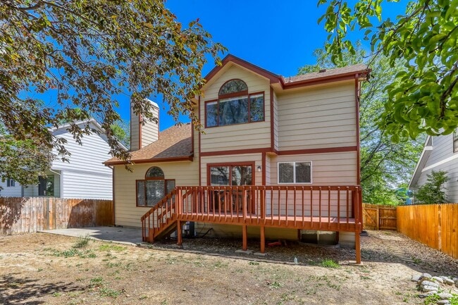 Building Photo - Beautifully Updated 3BR/2.5BA Home in Longmont – $300 Off First Month's Rent