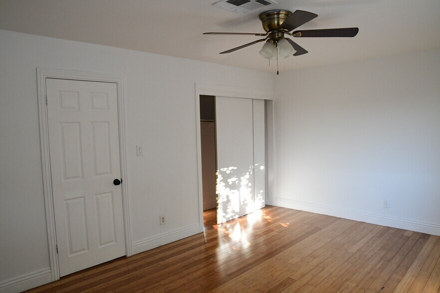 Building Photo - 925 Willow Tree Dr