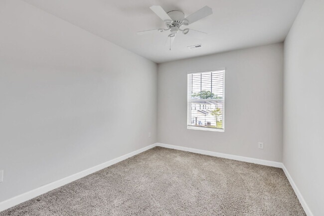 Building Photo - Two-story 3BR/2.5BA townhome in Foxcroft T...