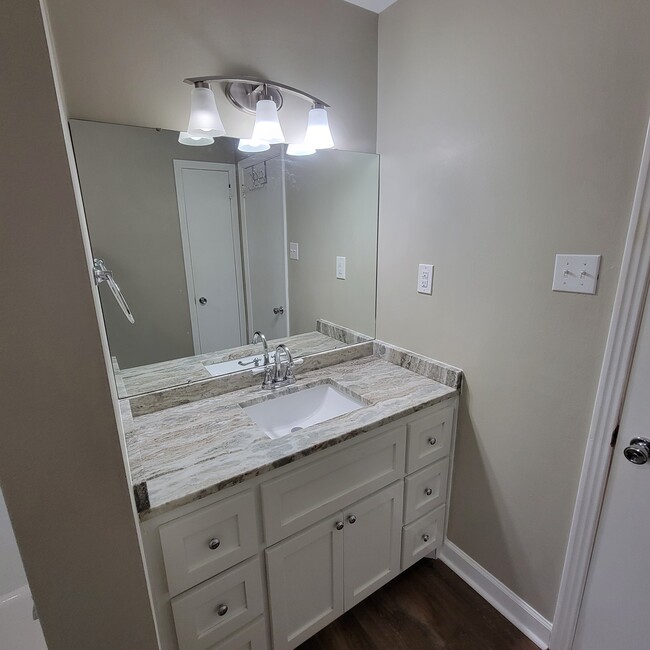 HALL BATH - 36 Franwood Dr