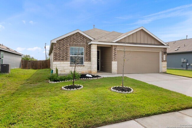 Building Photo - BEAUTIFUL 4-BEDROOM, SINGLE-STORY HOME IN ...